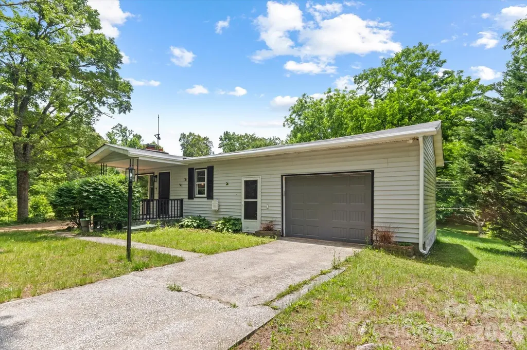 1323 Locust Grove Road Hendersonville NC 28792
