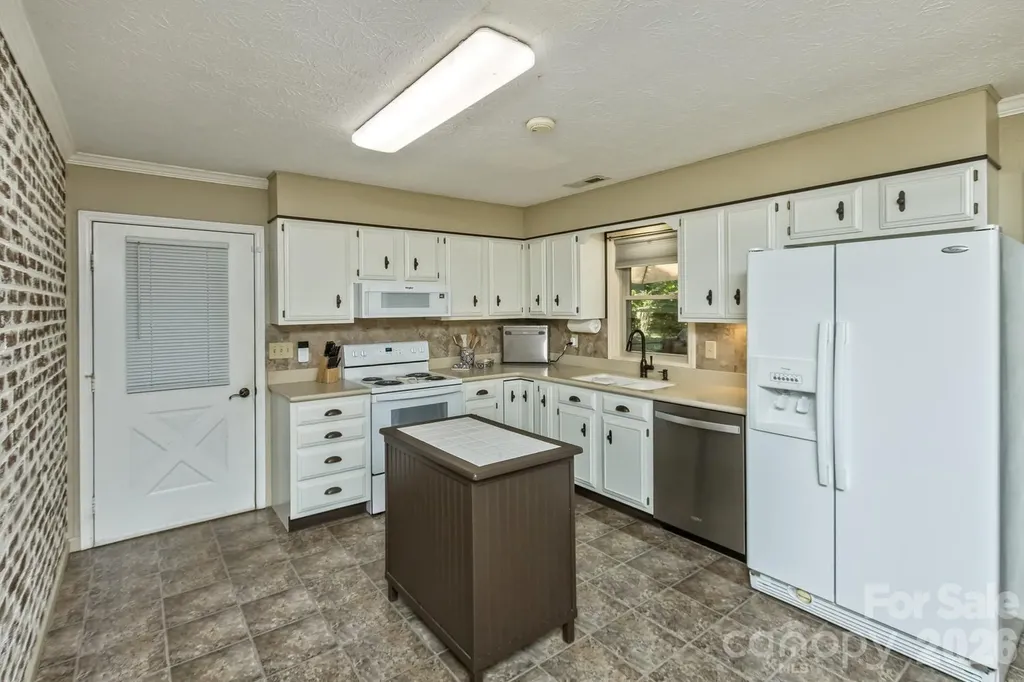 29 S Greenwood Forest Drive Etowah NC 28729