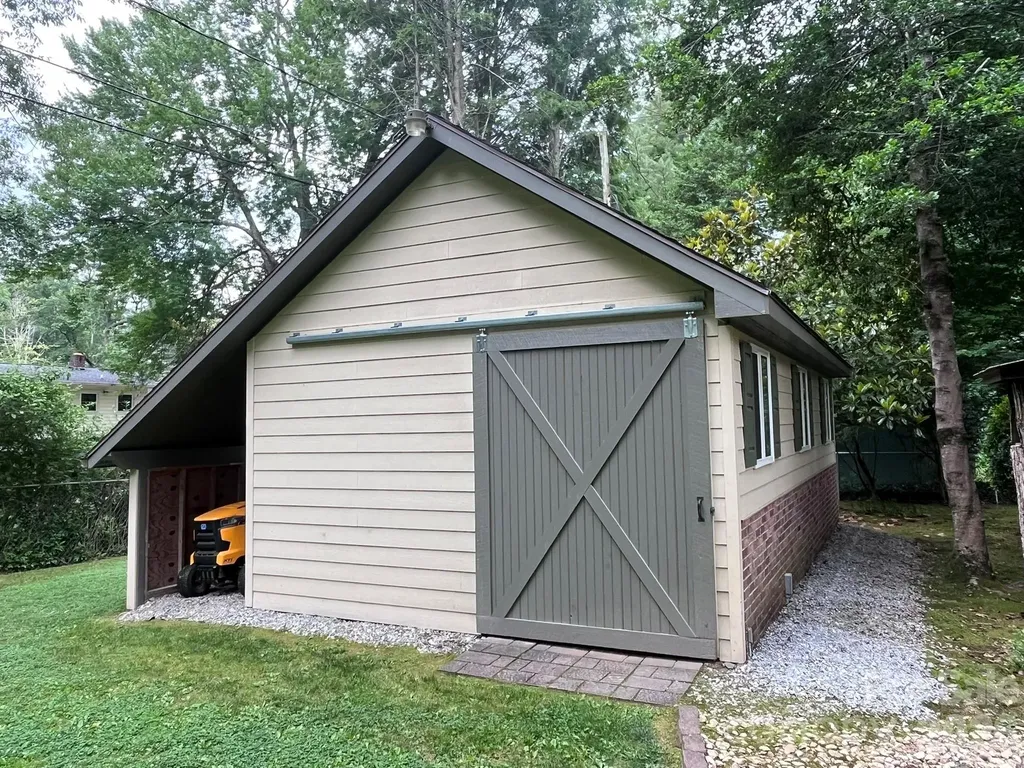 29 S Greenwood Forest Drive Etowah NC 28729