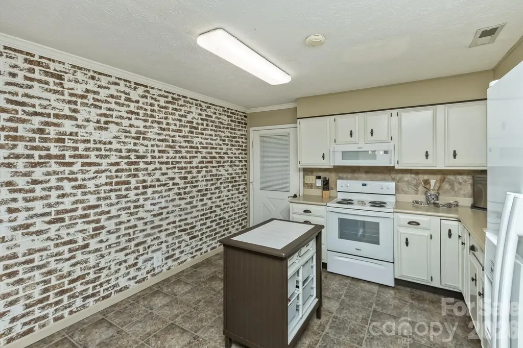 29 S Greenwood Forest Drive Etowah NC 28729