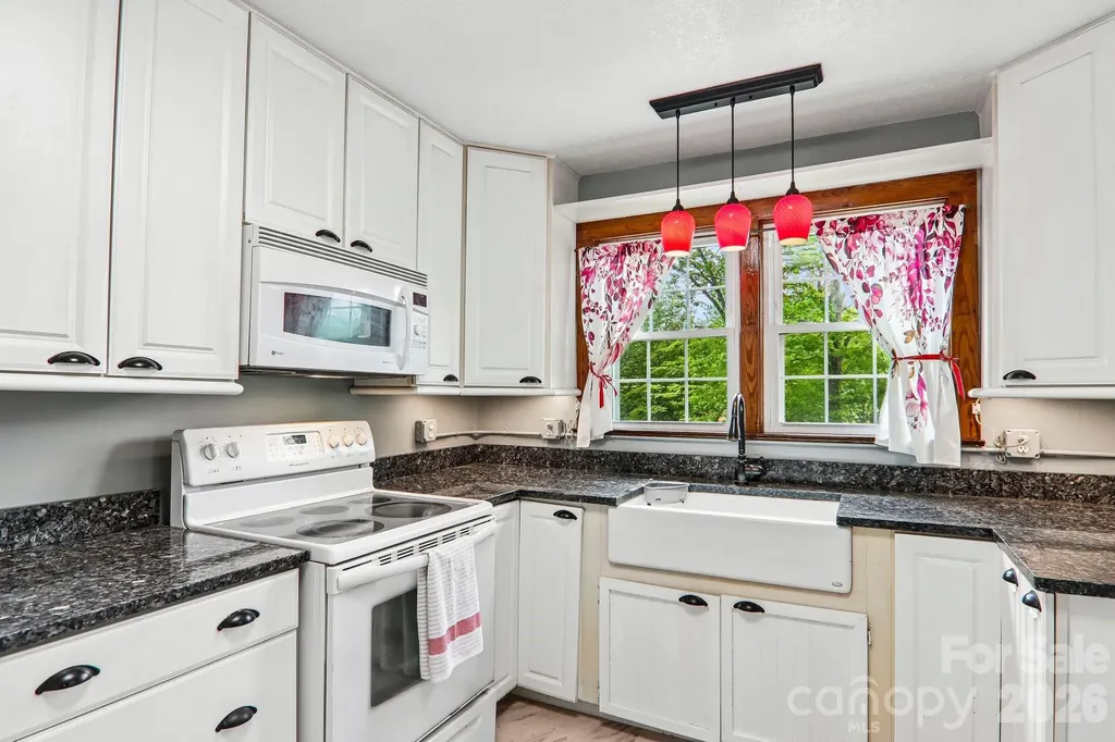 2627 White Oak Road Burnsville NC 28714