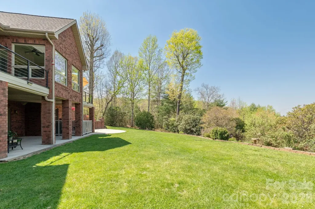 28 Tudor Crescent Court Hendersonville NC 28739