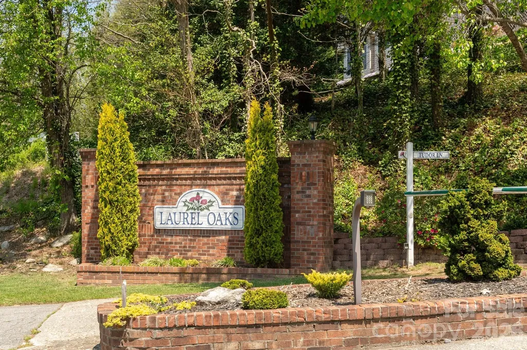 28 Tudor Crescent Court Hendersonville NC 28739