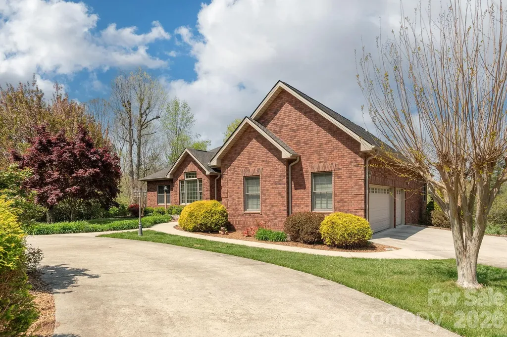 28 Tudor Crescent Court Hendersonville NC 28739