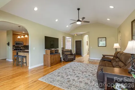 28 Tudor Crescent Court Hendersonville NC 28739