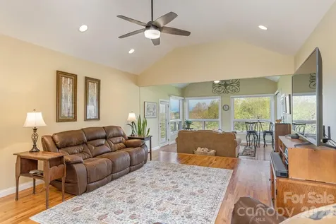 28 Tudor Crescent Court Hendersonville NC 28739