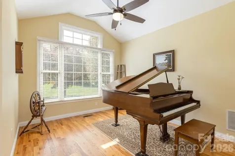 28 Tudor Crescent Court Hendersonville NC 28739