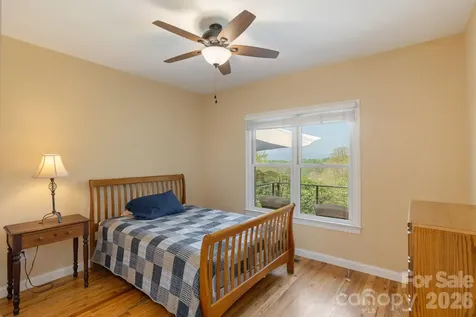 28 Tudor Crescent Court Hendersonville NC 28739