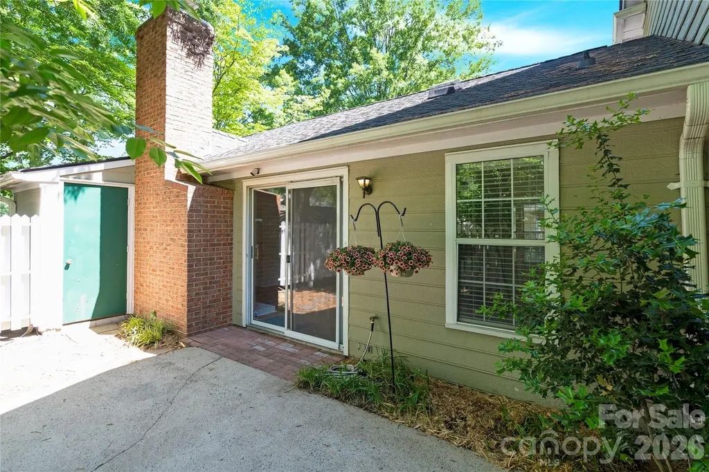 2734 Tiergarten Lane Charlotte NC 28210