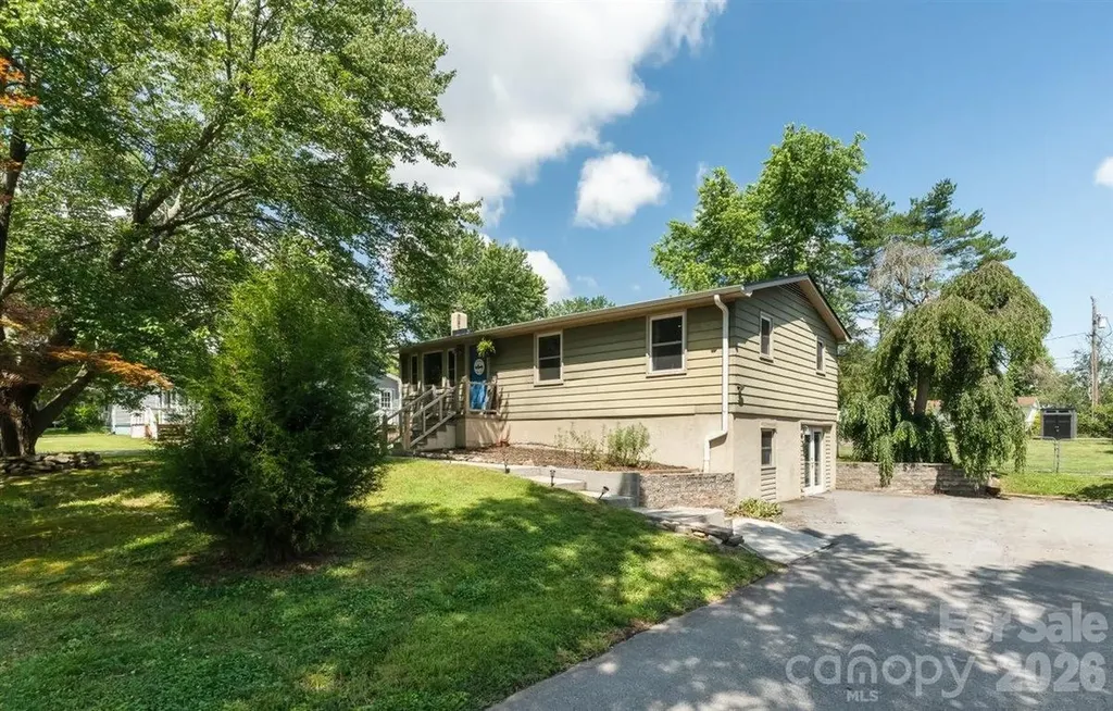 1177 Runway Drive Hendersonville NC 28792