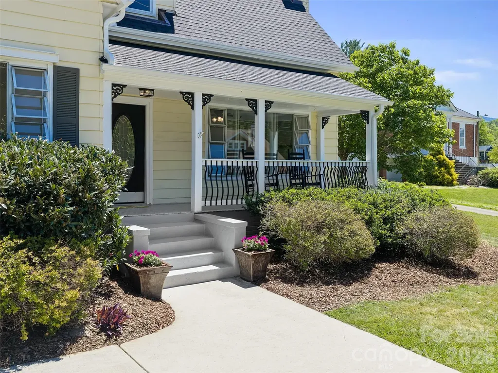 118 Robertson Street Burnsville NC 28714