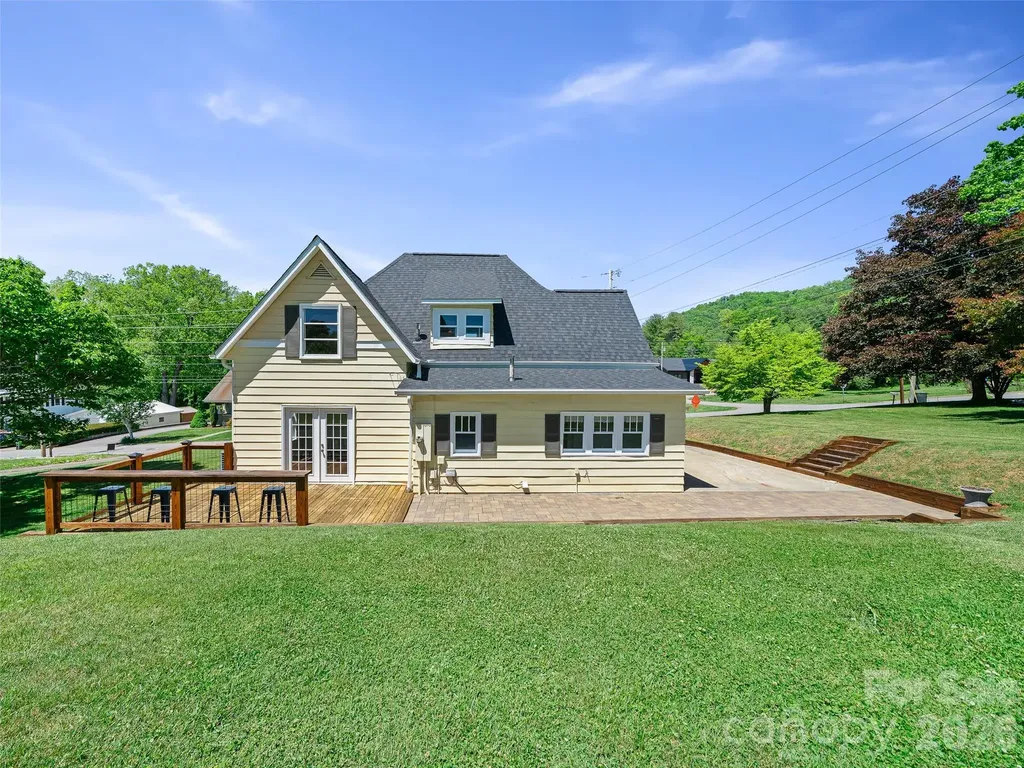 118 Robertson Street Burnsville NC 28714