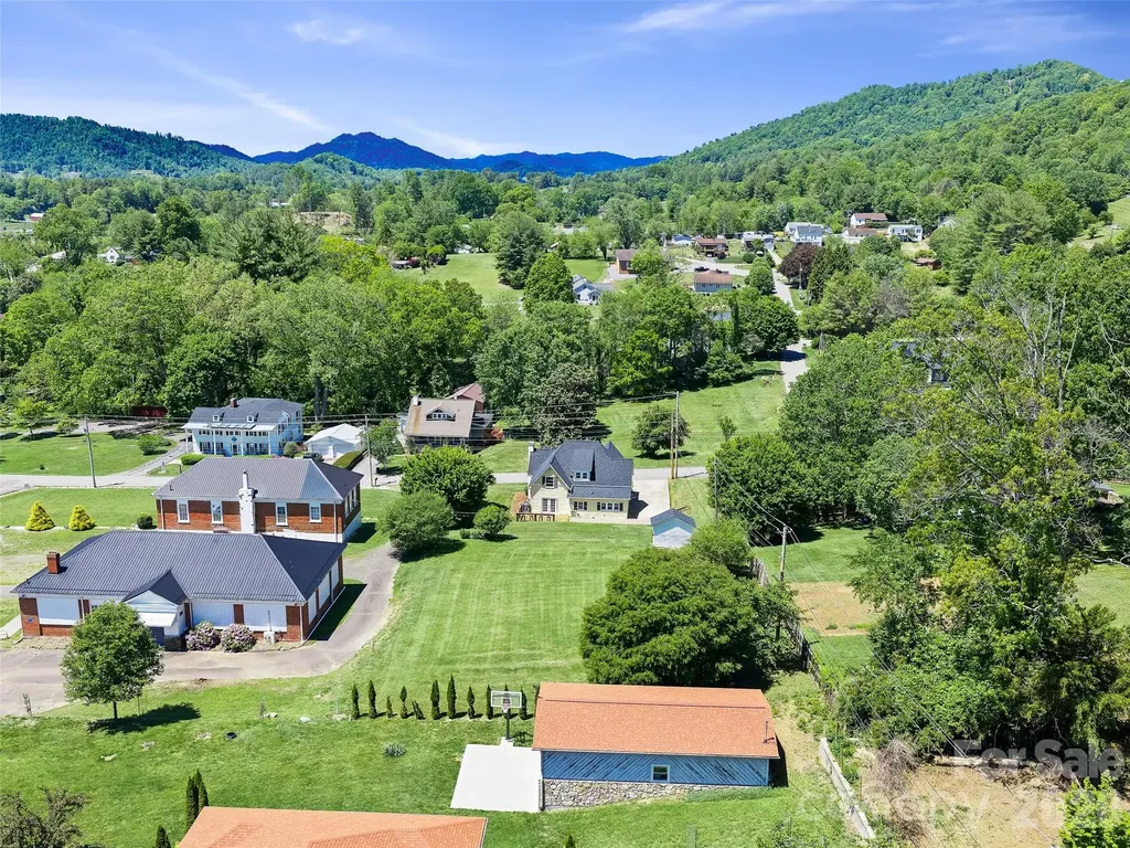 118 Robertson Street Burnsville NC 28714
