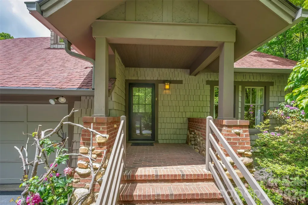 4 Lacoste Drive Hendersonville NC 28739