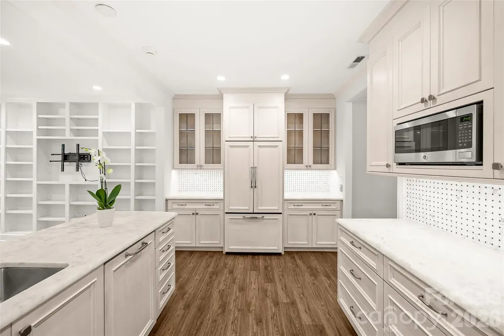 922 Cherokee Road Charlotte NC 28207