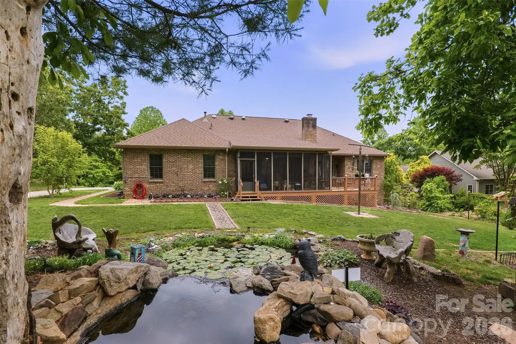 8 Ridgemont Drive Weaverville NC 28787