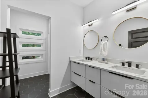 1608 Chippendale Road Charlotte NC 28205