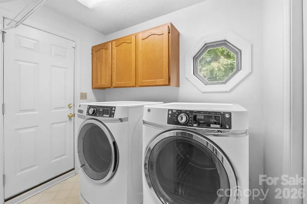 1227 Shirebourn Hickory NC 28602