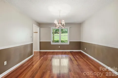 1227 Shirebourn Hickory NC 28602
