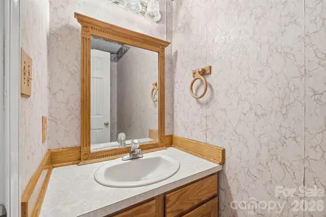 1227 Shirebourn Hickory NC 28602