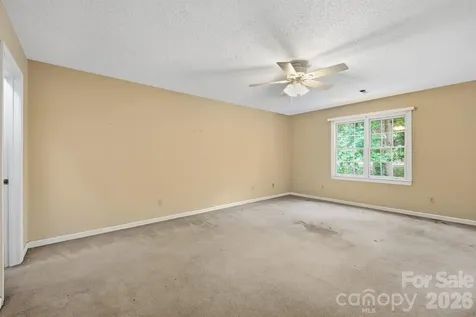 1227 Shirebourn Hickory NC 28602