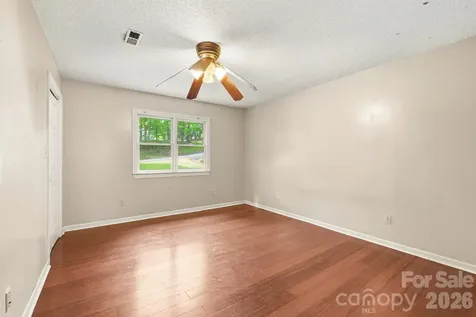 1227 Shirebourn Hickory NC 28602