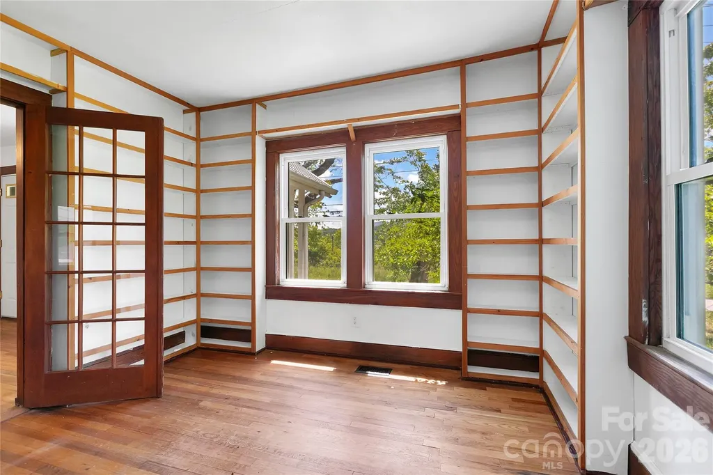 587 Old Hendersonville Highway Brevard NC 28712