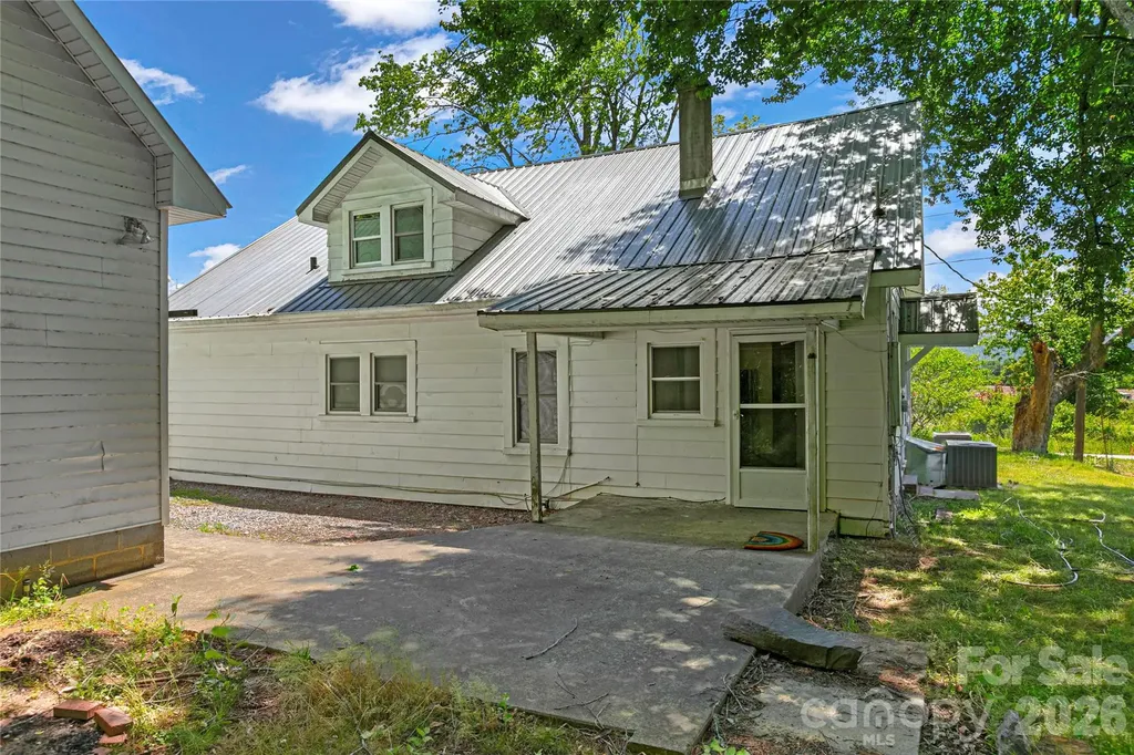 587 Old Hendersonville Highway Brevard NC 28712