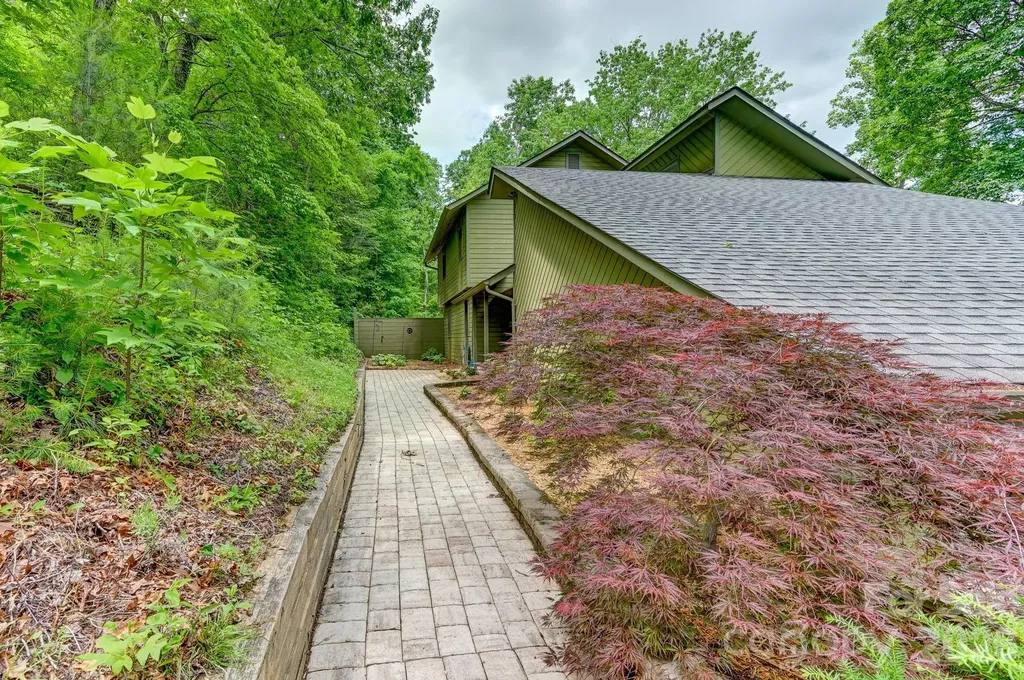 22 Robinhood Road Asheville NC 28804
