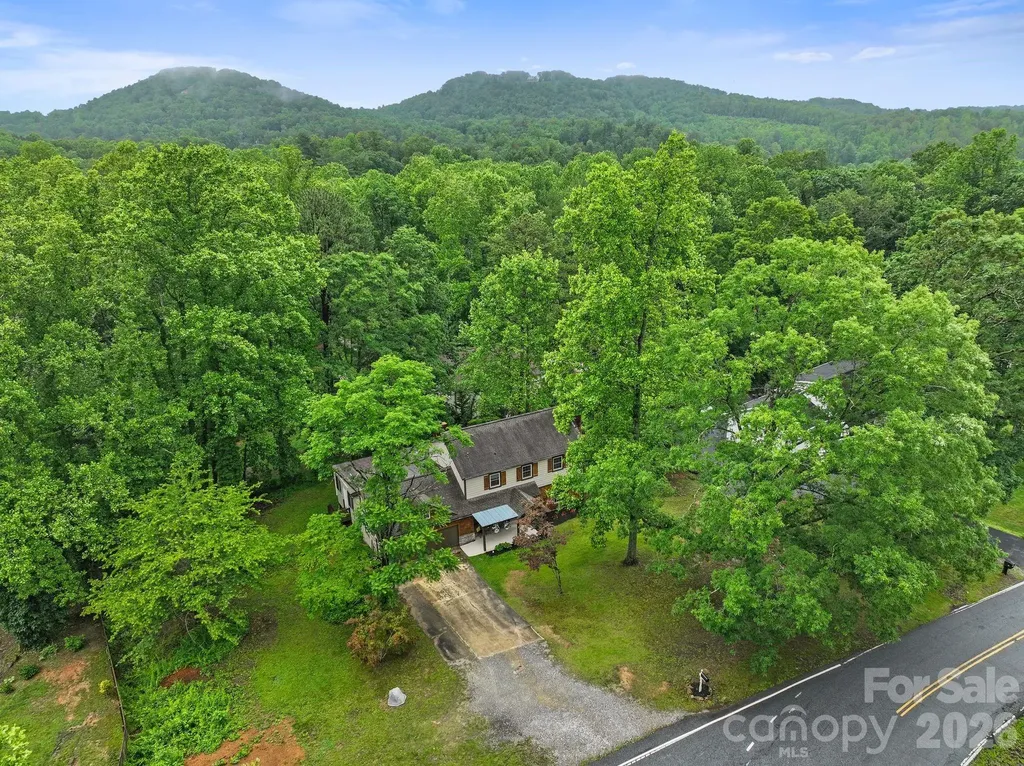 4 Beechwood Lakes Drive Hendersonville NC 28792