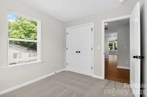 337 N Hoskins Road Charlotte NC 28216
