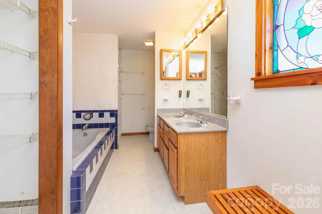 18 Bartlett Road Weaverville NC 28787