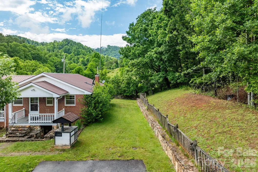302 Sprinkle Branch Road Marshall NC 28753