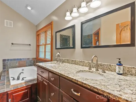 40 Hope Road Weaverville NC 28787