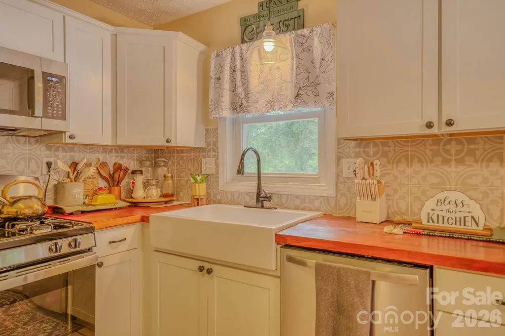 112 Amelia Drive Hendersonville NC 28792