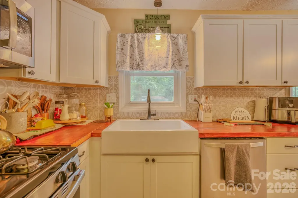 112 Amelia Drive Hendersonville NC 28792