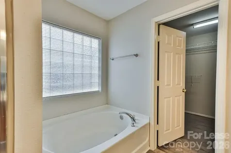 8946 Chalkstone Road Charlotte NC 28216