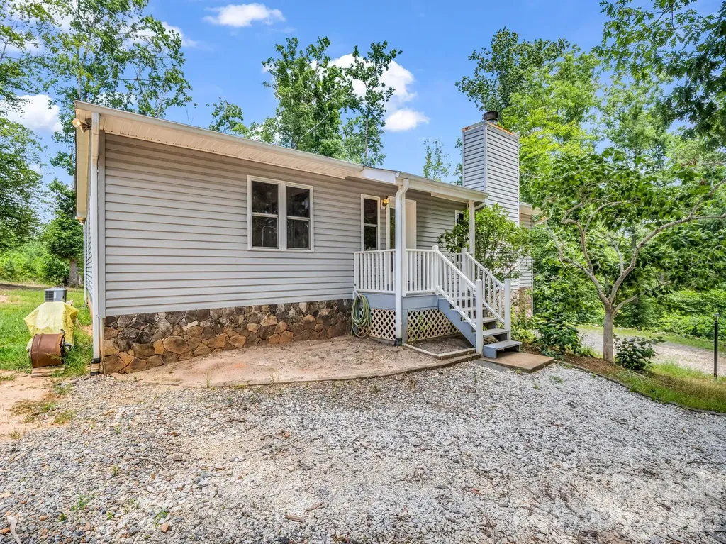 1943 Landrum Road Columbus NC 28722