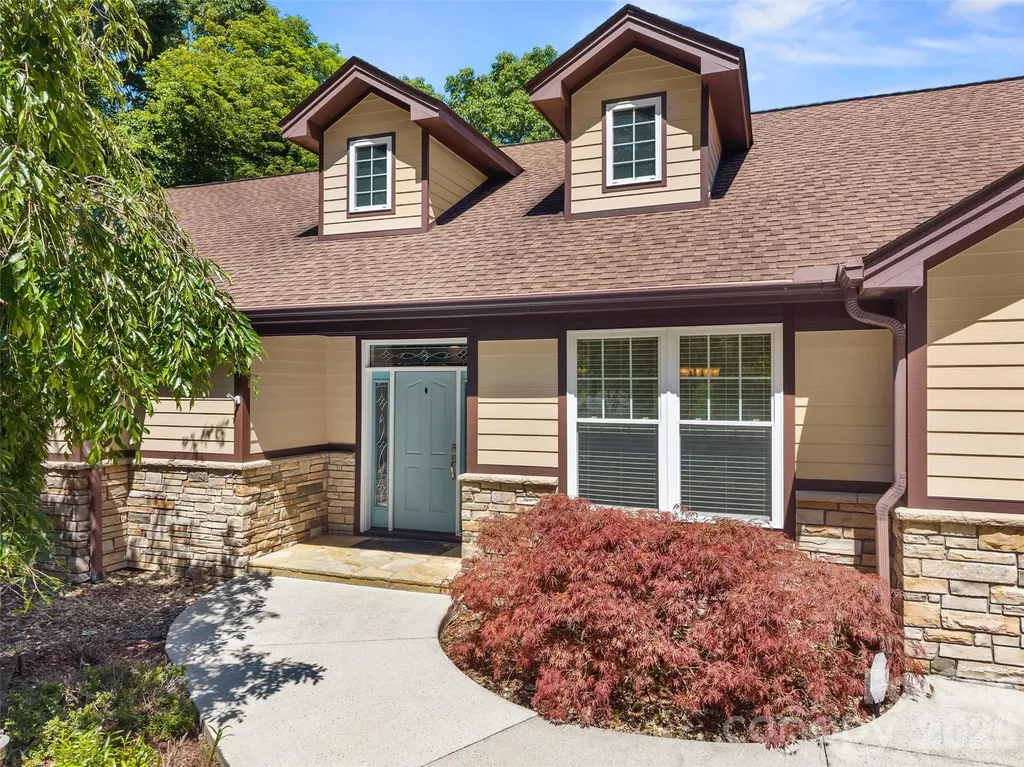 25 Linden Turn S Hendersonville NC 28739