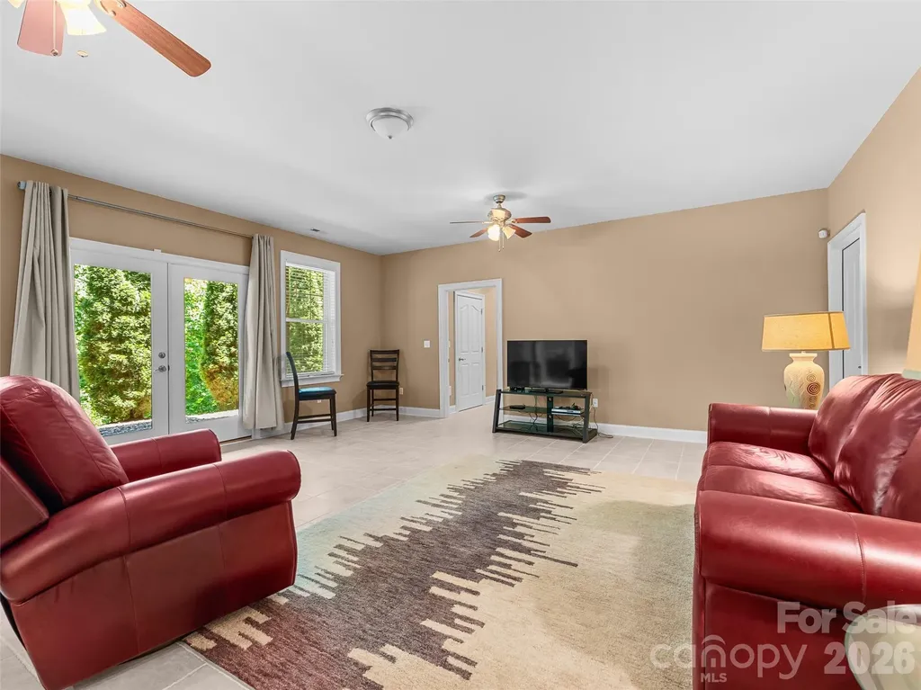25 Linden Turn S Hendersonville NC 28739