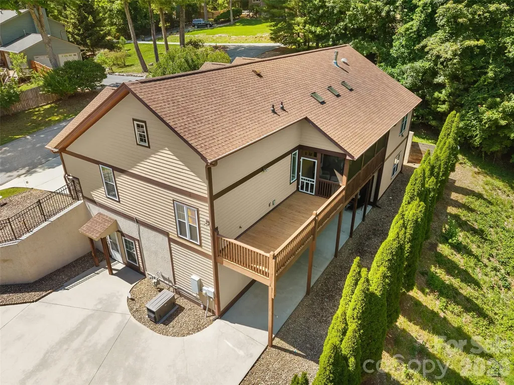25 Linden Turn S Hendersonville NC 28739