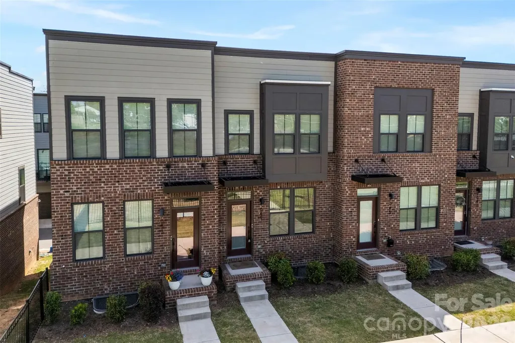 1049 Simcoe Lane Charlotte NC 28217