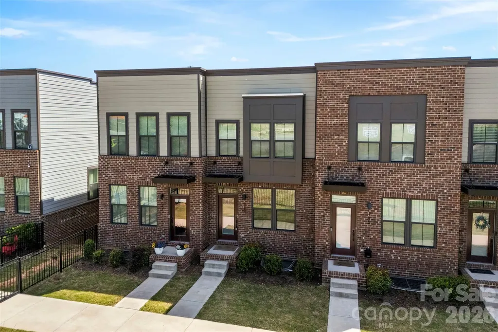 1049 Simcoe Lane Charlotte NC 28217