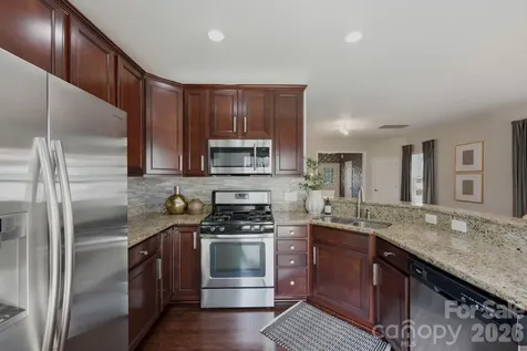 2403 Diplomat Lane Charlotte NC 28210