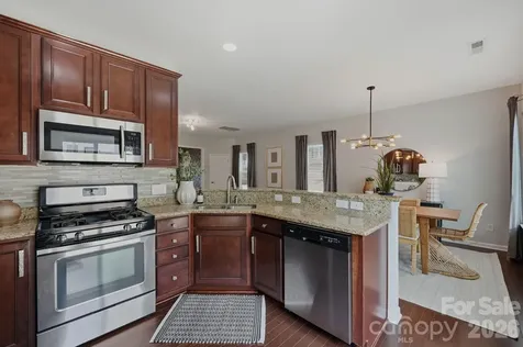 2403 Diplomat Lane Charlotte NC 28210