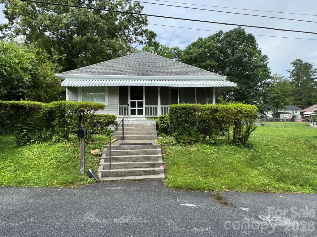 Hendersonville NC, 831/833 N Oak Street