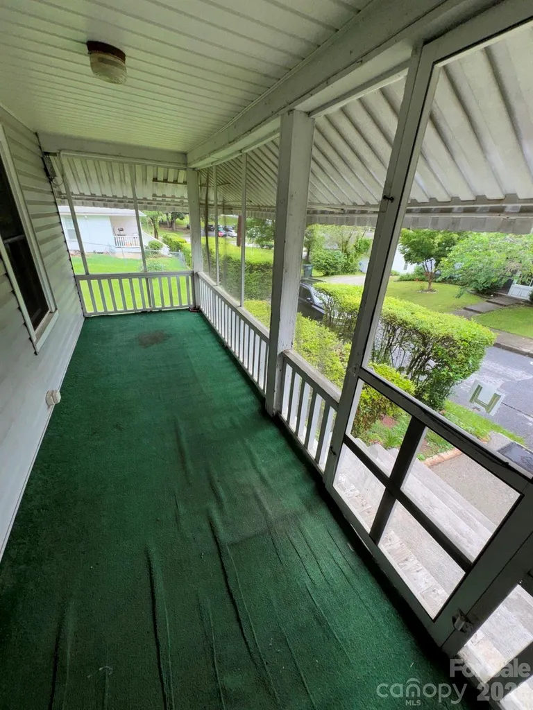 831/833 N Oak Street Hendersonville NC 28739