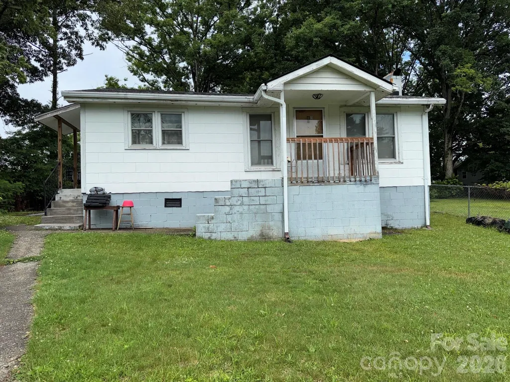 831/833 N Oak Street Hendersonville NC 28739