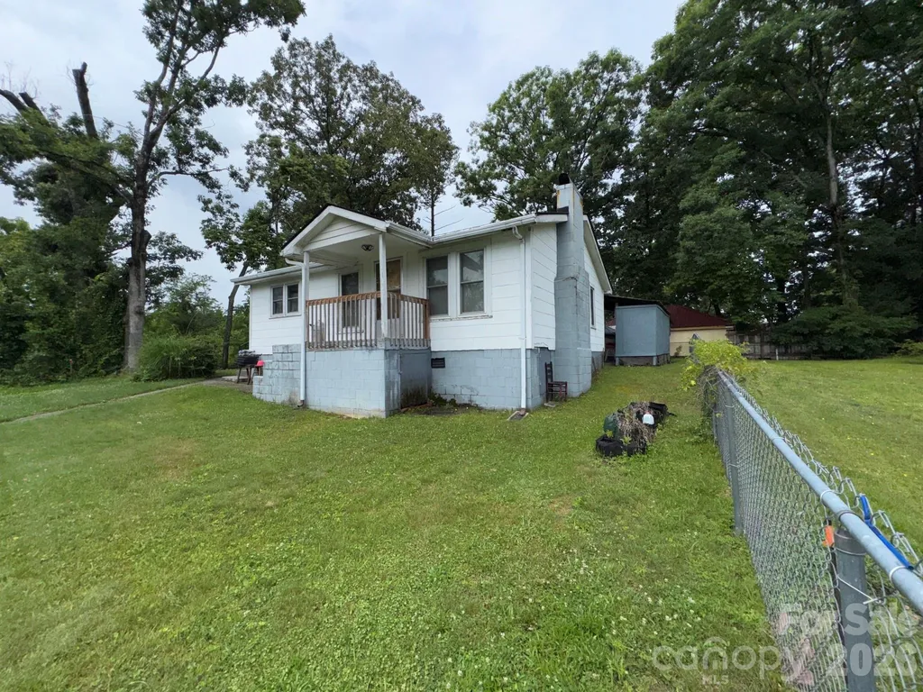 831/833 N Oak Street Hendersonville NC 28739