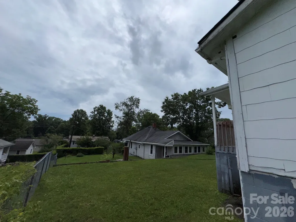 831/833 N Oak Street Hendersonville NC 28739